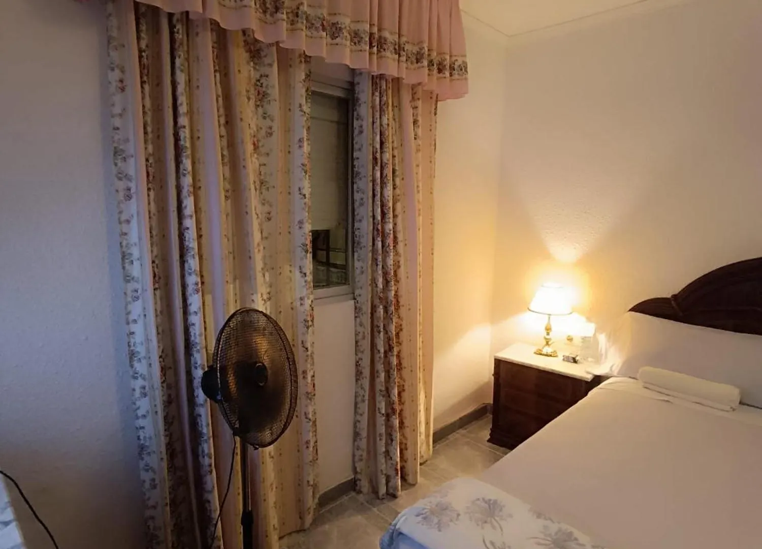 01 Habitacion En Hogar Tranquilo, Casa Conpartilhada Málaga Rum i privatbostad
